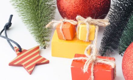 Adornos Navideños con Materiales Eco-Friendly
