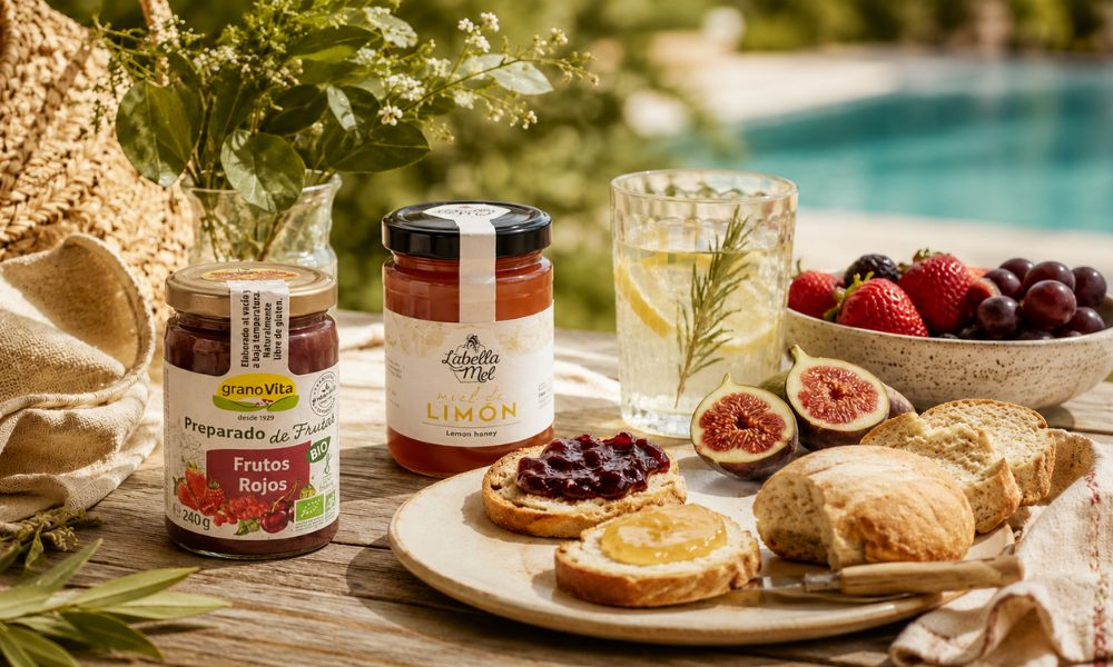 Qué snacks ecológicos llevar a la playa, piscina o excursión 2 Merienda ecológica de verano con mermelada, miel, fruta y bebida fresca